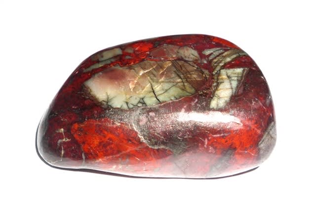伊勢市高麗広産の研磨した 「赤玉石」  ～ 左右幅約７cm 