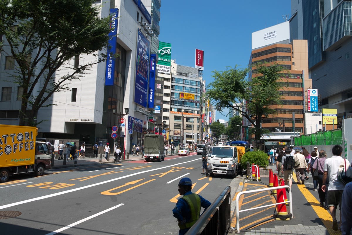 ７月の渋谷駅 渋谷駅ガード下を通り抜けて 宮益坂下交差点へ 緑には 東京しかない