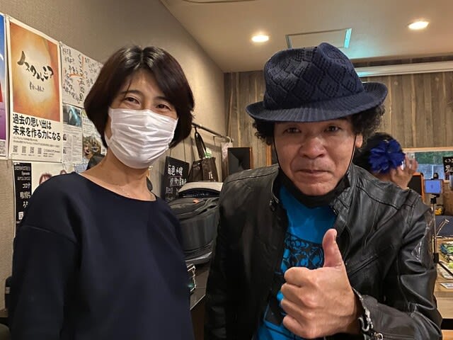 「心優しきパンクロッカー」山田ばさらさん（右）と私（左）。西荻窪のMUSIC BAR VOXで撮影