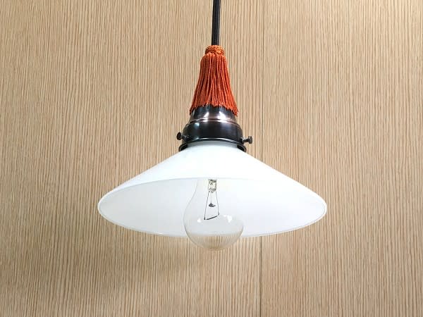 新企画商品 ('∇^d) 大正ロマン漂う コード房付き乳白電笠 - ＩＳＧＫ アンティーク 古い照明器具 乳白硝子電笠 古民家再生