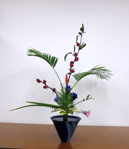 珍しい 真っ赤なベニアオイ の立花 池坊 花のあけちゃんブログ明田眞子 花 の力は素晴らしい 広島で４５年 池坊いけばな教室 熱心な方々と楽しく生けてます
