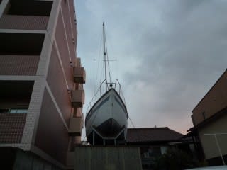京都駅線路横のヨットのある家