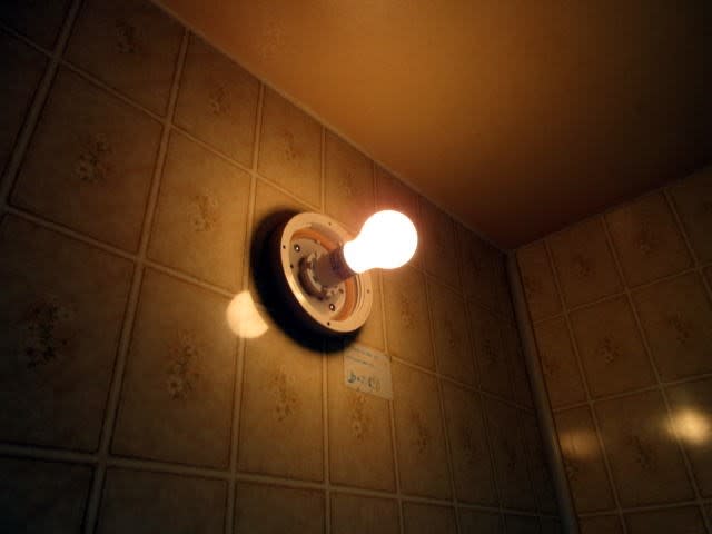 アパート大家様よりトイレと脱衣場の器具交換とお風呂場の電球をled電球に交換のご依頼です 江戸川区小岩の大野電機です
