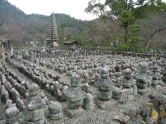 有名な化野念仏寺には無数の石仏・石塔が