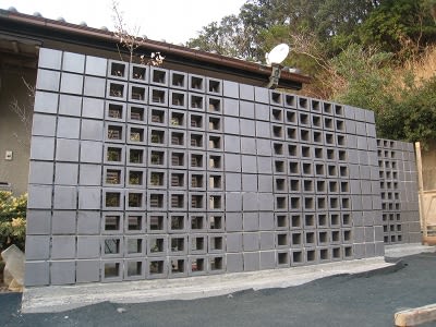 瓦の庭に瓦の壁が Ibushi Gallery 瓦廊