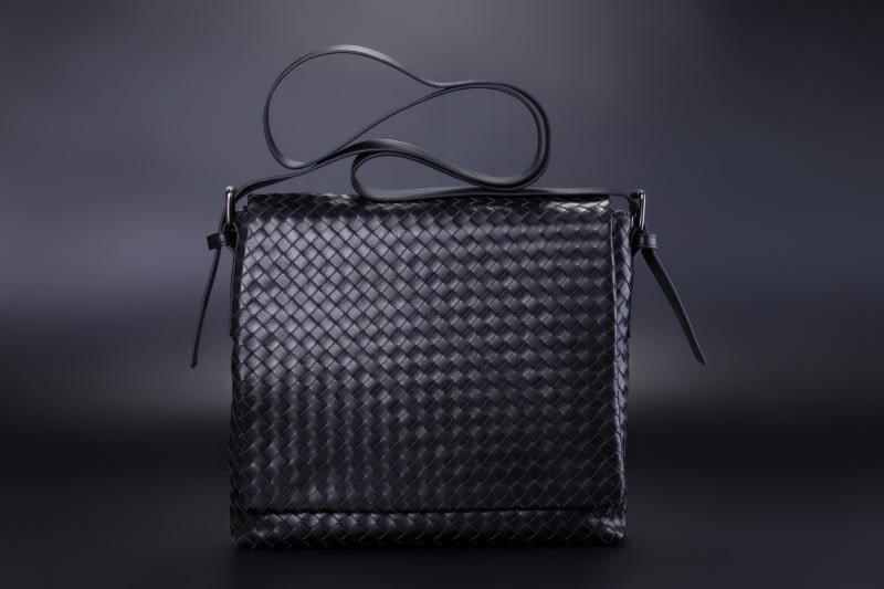BOTTEGA VENETA ボッテガ ヴェネタ 2014年新作 かぶせ式 ショルダーバッグ(ブラック) - brightpoint