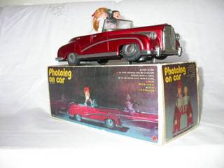 中国製ブリキ玩具でphotoing On Car 車の形をした煙草入れ ブリキのおもちゃ 玩具 と自動車グッツのコレクション