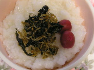 お湯をかけてお茶漬けのできあがり、梅は今年”漬けたカリカリ小梅です
