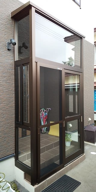 屋根つきの風除室完成!(YKKAP セフターⅢとコンバイザー 屋根つきの風除室完成!(YKKAP セフターⅢとコンバイザー