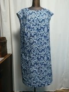 紺色のアヤメ柄の浴衣でアッパッパーワンピース 工房 十一椿 Toi Tsubaki