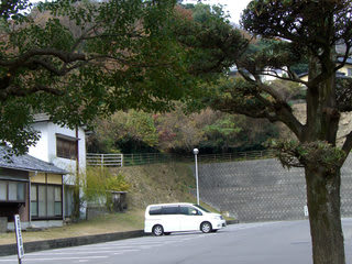 山口地方裁判所岩国支部の一般駐車場を望む(砂走刑場跡)