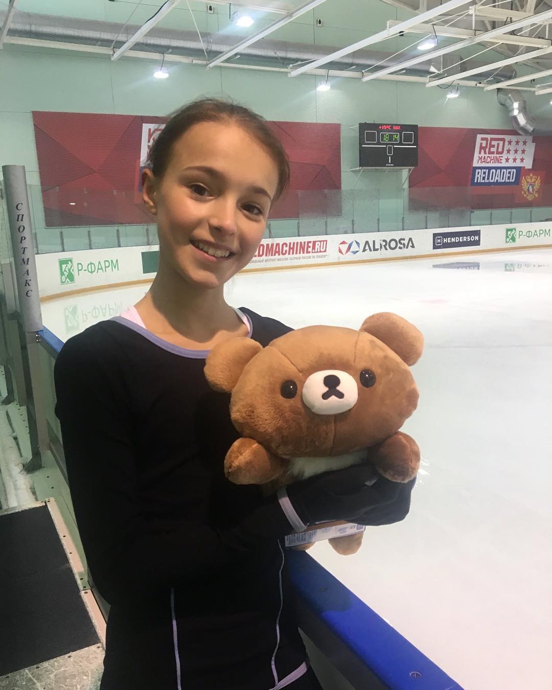 Anna Shcherbakova 14 は チャイロイコグマ を装備した 愛国的フィギュアスケート