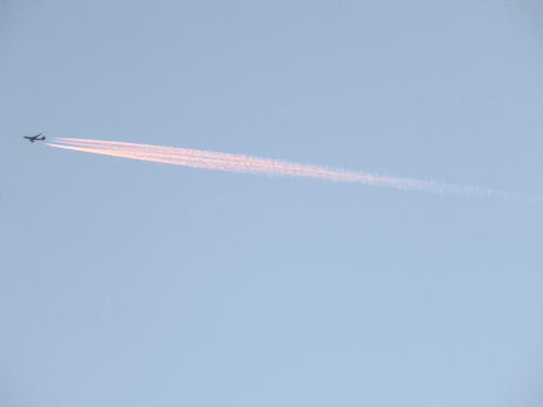 夕日に染まった飛行機雲