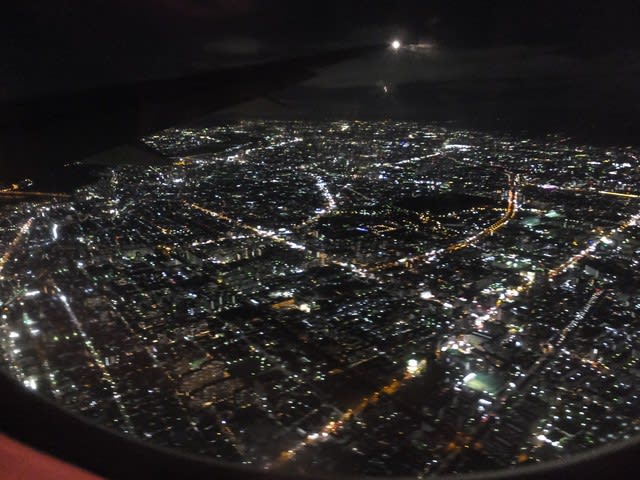 伊丹空港へ着陸する夜の便から見た夜景 エンジョイ ずよっちランド