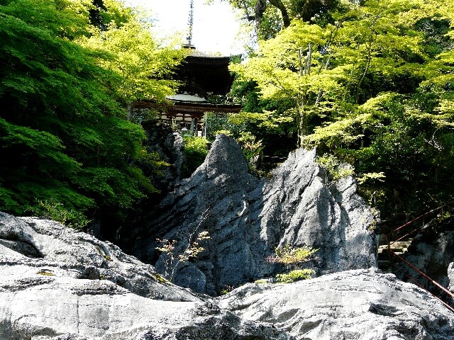 石山寺の名前の由来の奇岩”硅灰石