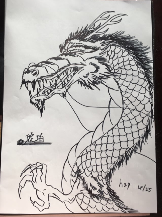 龍の絵を描く16歳の少女 フラワーライフ
