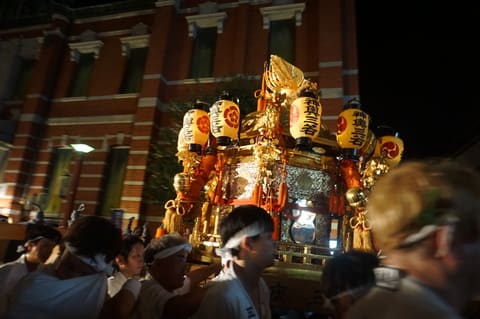 祇園祭」の還幸祭。三条通に次々に現れる神輿。「丹波八坂太鼓」の熱演