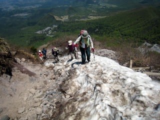 ８合目下の積雪    約20m