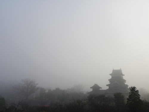 霧の中の松本城