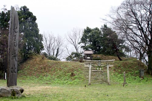七尾城本丸跡に建つ神社