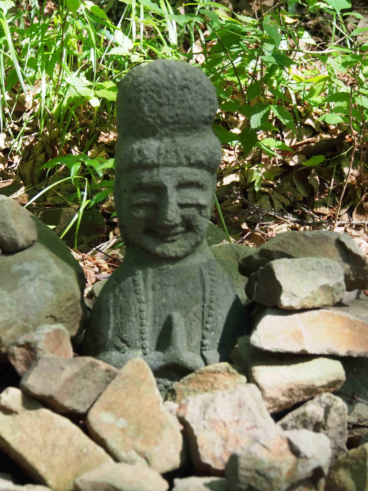 石仏を眺め!の画像