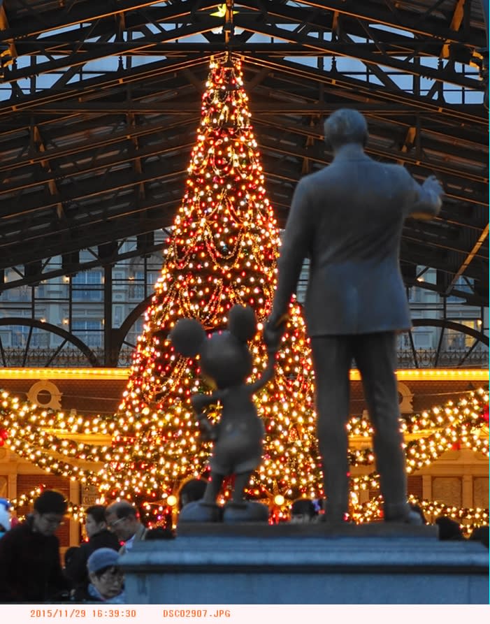 パートナーズ像とクリスマスツリー 東京ディズニーランド 都内散歩 散歩と写真