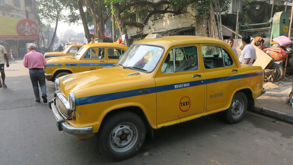 19東インドの旅 コルカタ市の 黄色いタクシー アンバサダー 比企の丘