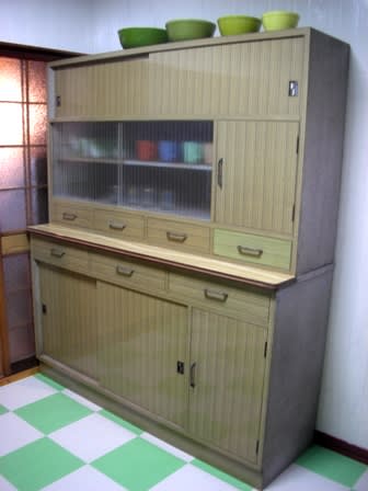昭和レトロな食器棚 - LOTUS BLUE DIARY