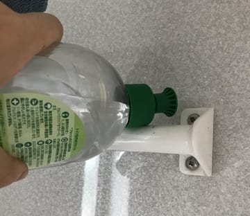ボトル水で流します ボトル水で流します