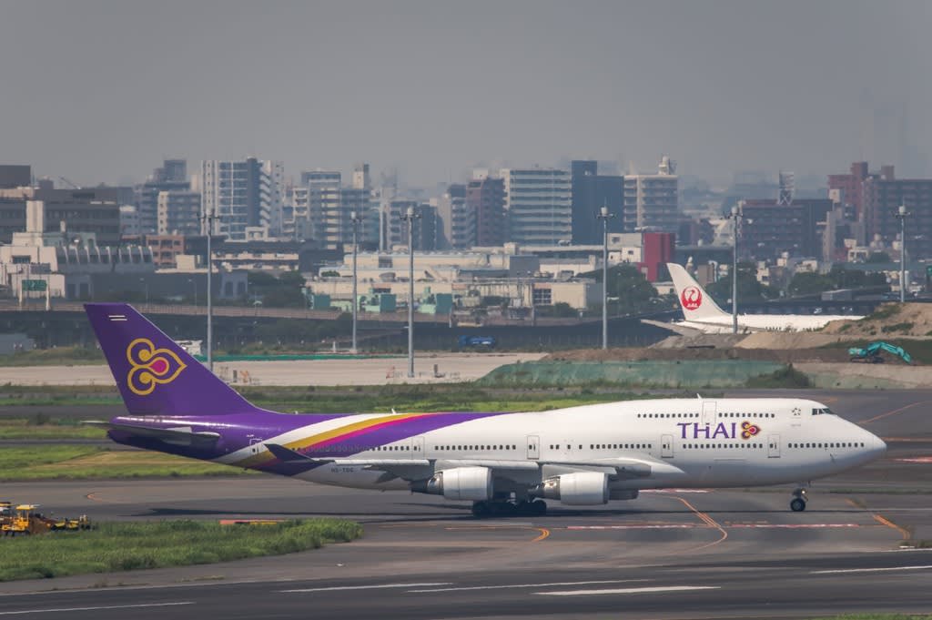 タイ国際航空のジャンボさんとanaスタアラ塗装のb8仲良くバンコクへ ９月２日 羽田空港 ボンさんの飛行機写真