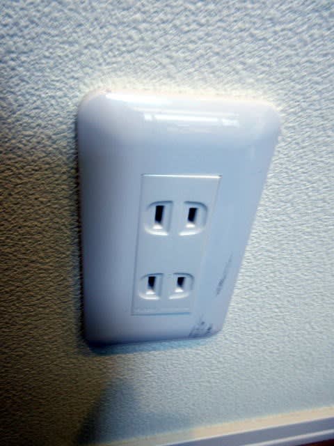 お子さんがコンセントに金属を突っ込み交換工事です。WTF1502WK