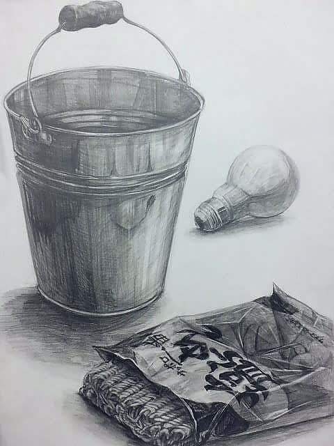与えられた缶１個 電球１個 インスタントラーメン１袋を台紙上に配置し 鉛筆で描写しなさい 絵画教室アトリエ伊丹ブログ