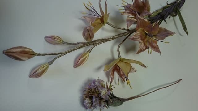 背の高い山百合 森の樹の実 小さな撫子 両国の布花と日々の暮らし 阿藤雅恵布花studio Primavera 背の高い山百合 森の樹の実 小さな撫子 両国の布花と日々の暮らし 阿藤雅恵布花studio Primavera