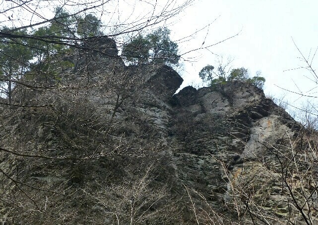 道路の両脇は板状節理の岩の崖が見られた