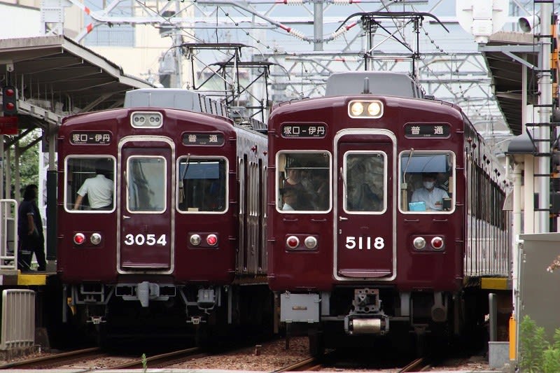 阪急伊丹線でフルマルーン車を撮影 稲野付近にて 19 07 22 80年生の人生まだまだこれからだ