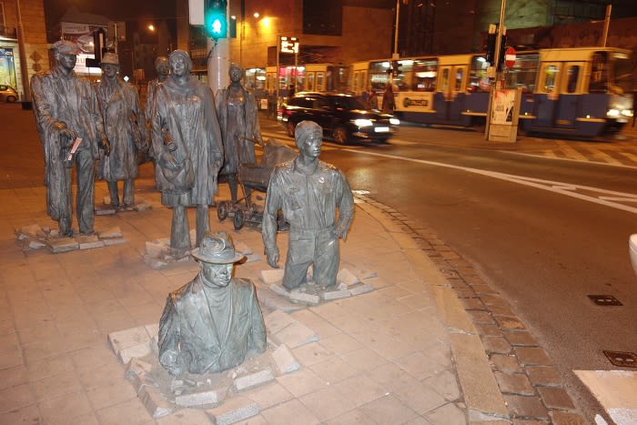 地面にめり込む街角の彫刻 不思議な世界旅行 写真館