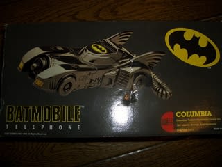 バットモービル型 電話 - 蝙蝠と烏がロケット背負（しょ）って