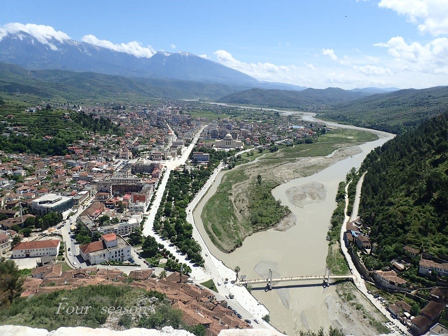 アルバニア 世界遺産ベラート 千の窓の町 と 歴史地区 新生フォ シーズン