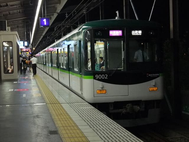 京阪9000系「快速急行」出町柳行き