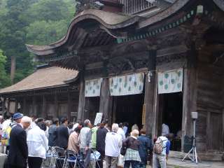 神社での神事。ようやくネタをつくり貯めたので、これからちょこちょこ更新（予定）毎日来てる人に申し訳ないなぁ…と思いつつ。こっちが更新していない時は、全国の国立公園情報(自然公園財団ＨＰ)の大山が更新してあったり。