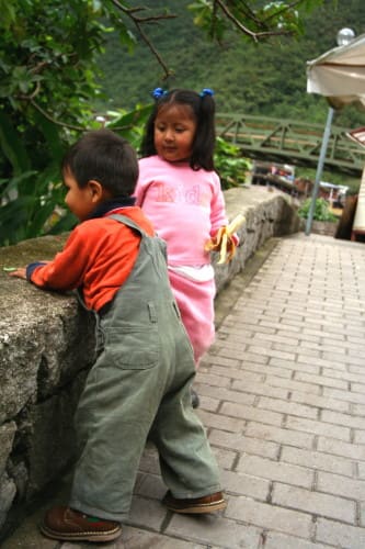 ペルー　マチュピチュ村　女の子と男の子