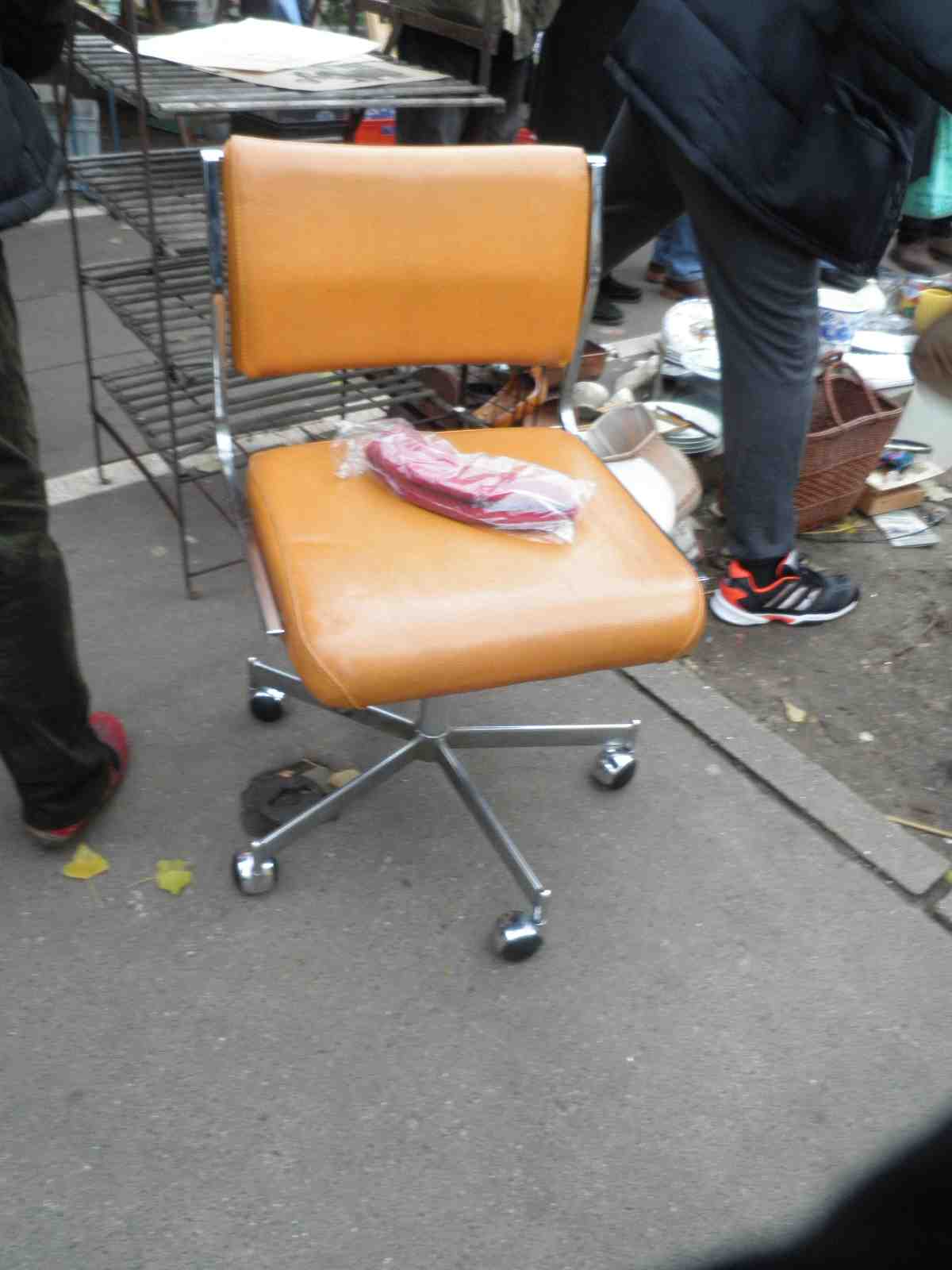 パリ蚤の市便り2026／デザイン椅子キャメル合皮張り座面背当てキャスター付き01 こわれかけのカセット