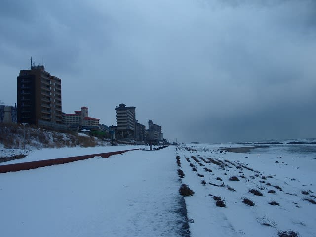 冬の瀬波温泉海岸 せなみおんせんかいがん 新潟県村上市 森林インストラクター かっちゃんの山歩き