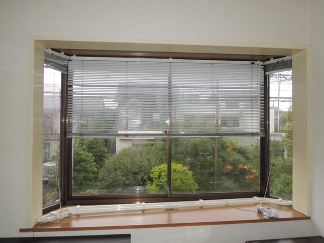 出窓のブラインドを撤去し カーテンにチェンジ インテリア イハラのスタッフブログ 国立窓掛屋婦人