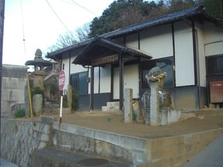 二区倶楽部前の常夜灯と地神