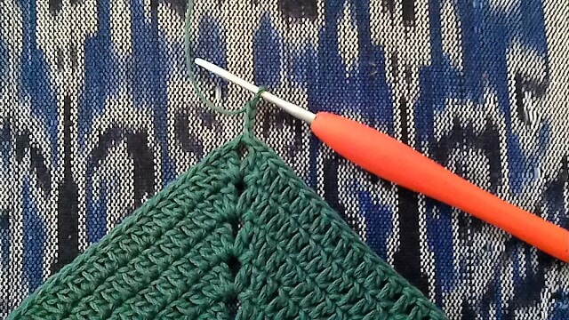 小さな手編み ショルダー型のグラニーバッグ イカットの島 バリ島に暮す 風に吹かれながら
