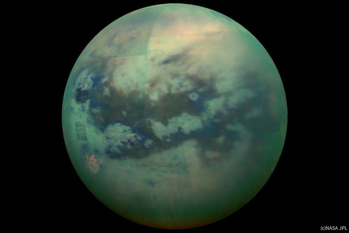 NASAの土星探査機“カッシーニ”が撮影した土星の衛星タイタン全域の赤外線画像。赤道域に広がる色の暗い領域が砂丘になる。（Credit: NASA JPL(出所:東工大 ELSI Webサイト)）