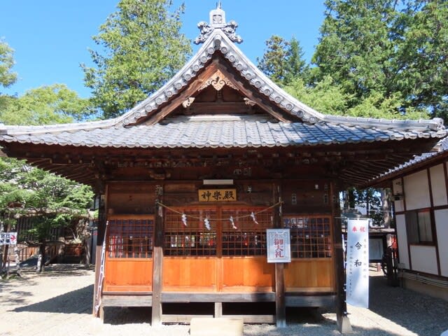 生島足島神社　神楽殿拝懸魚と降懸魚
