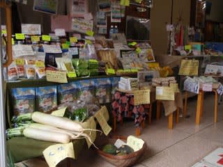 参道ギャラリーさんでは県内・地元の特産が販売。まだ味は見ていませんが、大山そばの販売も