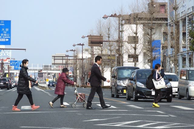 横断歩道を渡る人 二草庵摘録